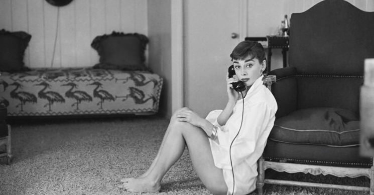 Audrey-Hepburn-vi-chiama-dal-suo-salottino-Shabby-Chic-e1507524169778.jpg