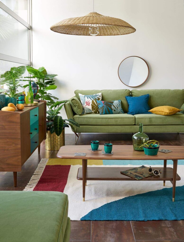 Salone con divano verde