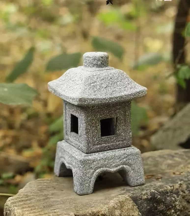 Lanterna di pietra in un giardino Zen