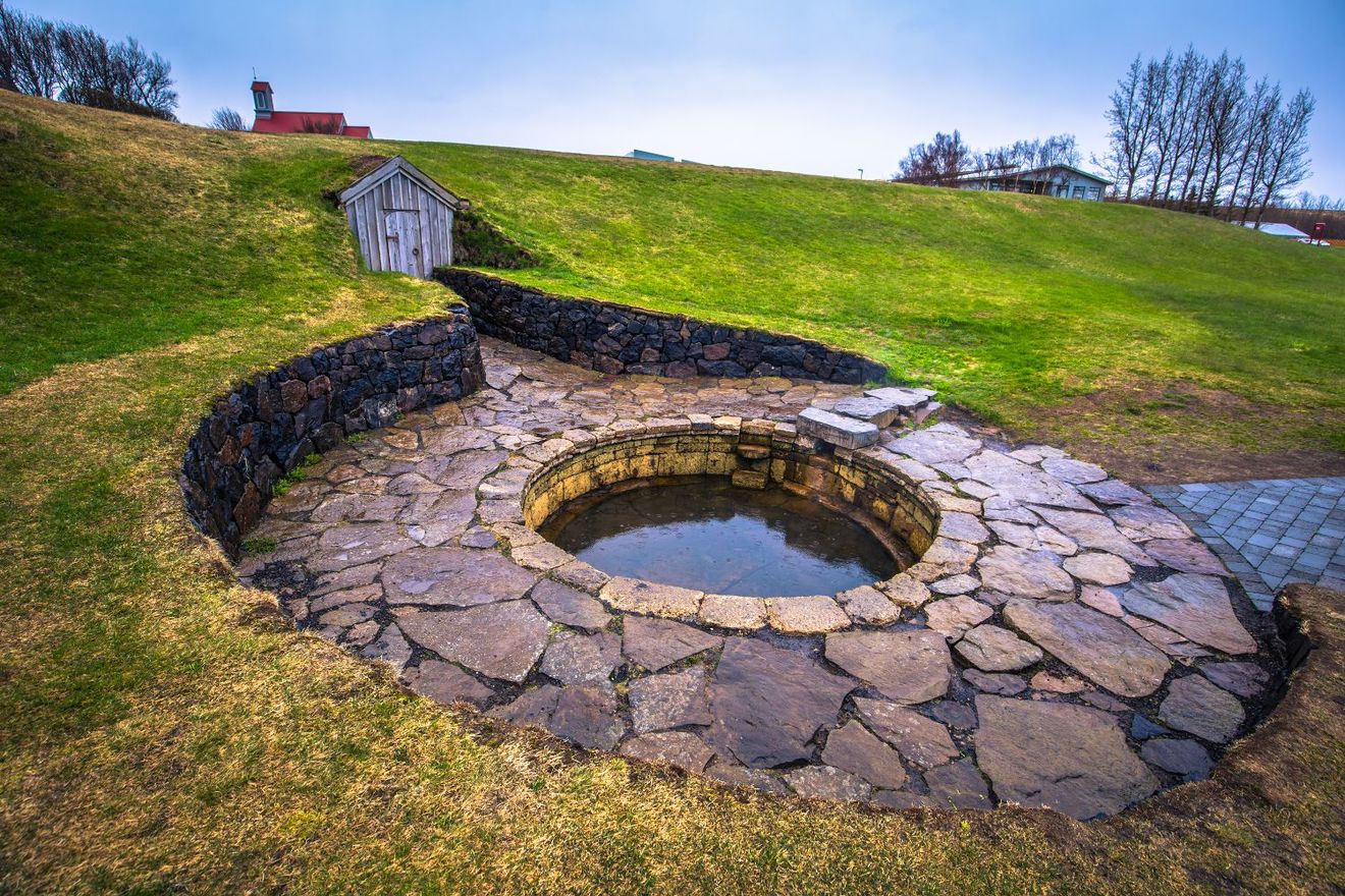 Una piscina circolare in pietra