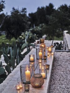 Fascino bohemien con candele e lanterne