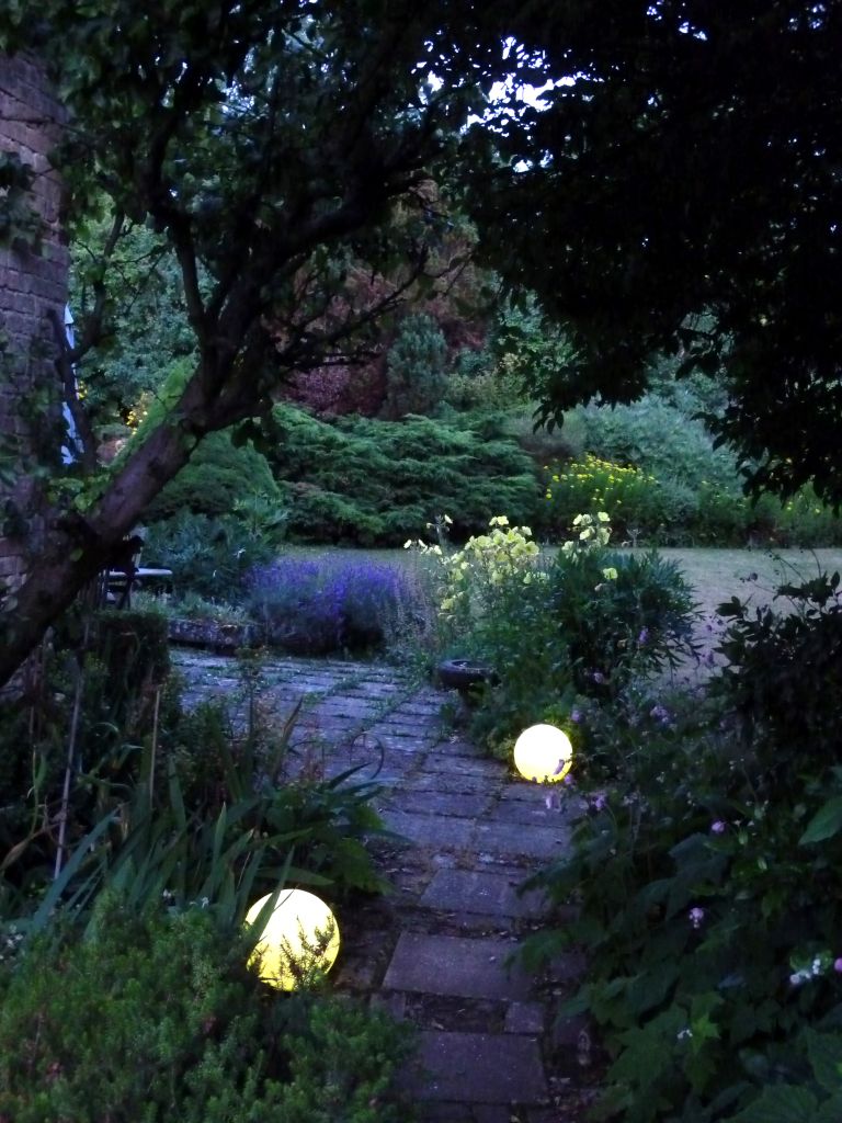 Luci da giardino effetto pietra